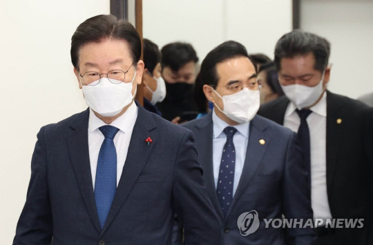 이재명 더불어민주당 대표 등 지도부가 16일 국회에서 열린 최고위원회의에 참석하고 있다. [연합뉴스]